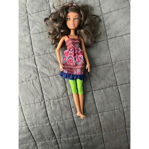 Spin Master La Dee Da City Girl Dee Doll Brunette Wavy Hair Paisley Dress